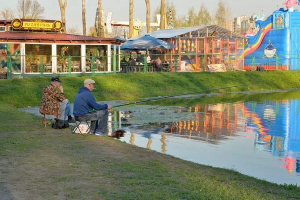 Halászok halakat a tóban a győzelem Park — Stock Fotó