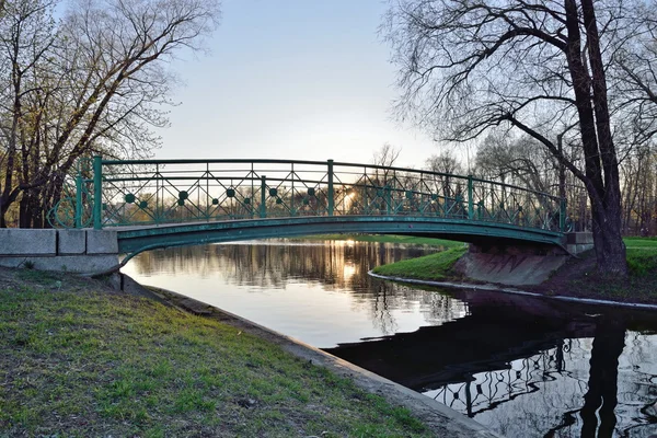 胜利城市公园日落时在池塘上的桥 — 图库照片