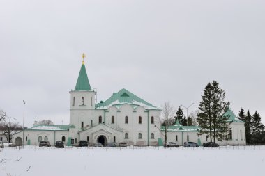 Savaş odası, beyaz bina