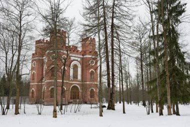 Kırmızı tuğla dört kule ile bina