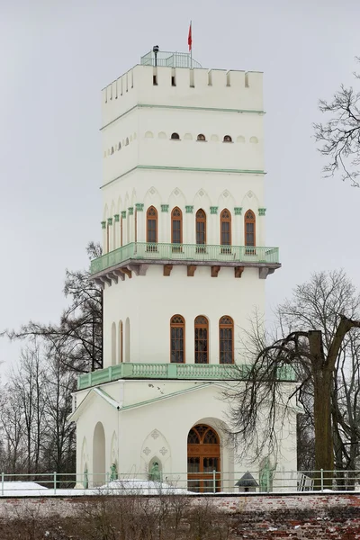 Der weiße Turm auf dem fermskoje Weg — Stockfoto