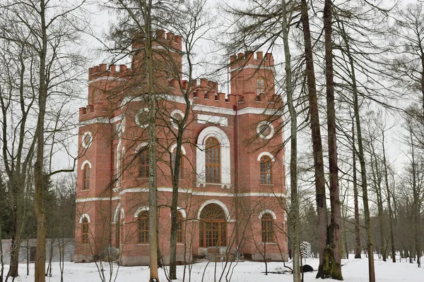Κόκκινο τούβλο κτίριο με τέσσερις πύργους — Φωτογραφία Αρχείου