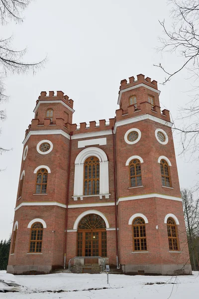 Здание из красного кирпича с 4 башнями — стоковое фото