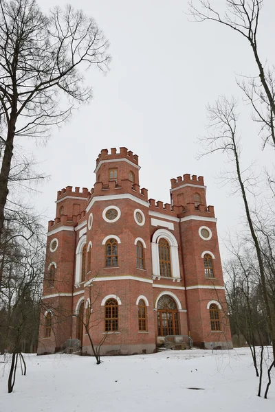 Edificio de ladrillo rojo con cuatro torres — Foto de Stock