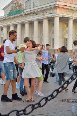Evenin içinde Vasilievsky adasının şiş üzerinde açık dans dersi
