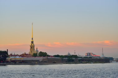 Peter ve Paul Kalesi günbatımı pembe bulutlar altında