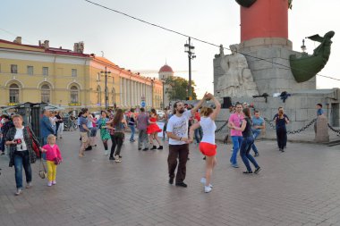 Evenin içinde Vasilievsky adasının şiş üzerinde açık dans dersi