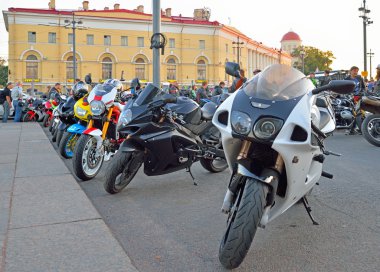 Motosiklet bisikletçileri Vasilievsky adasında bile tükürmek