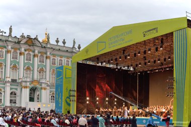 Palace Meydanı, seyirci ve bac turistlere konser