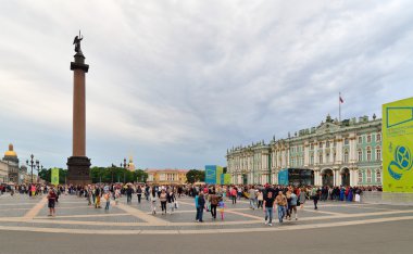 Turistler ve seyirci bir konser sırasında Palace Meydanı'nda