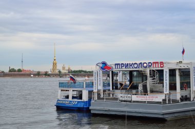 Üç renkli Kış Sarayı yakınlarındaki iskelede imzalamak