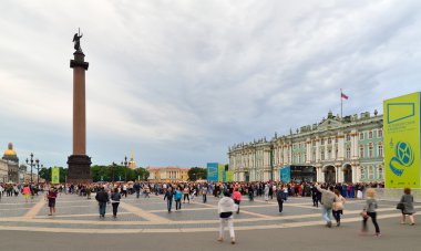 Turistler ve seyirci bir konser sırasında Palace Meydanı'nda