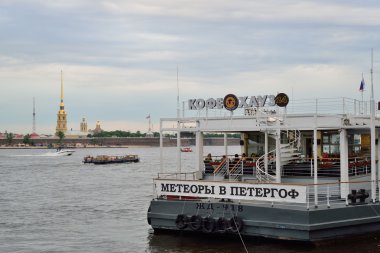 Kış Sarayı yakınlarındaki rıhtımda kahve evi işaret