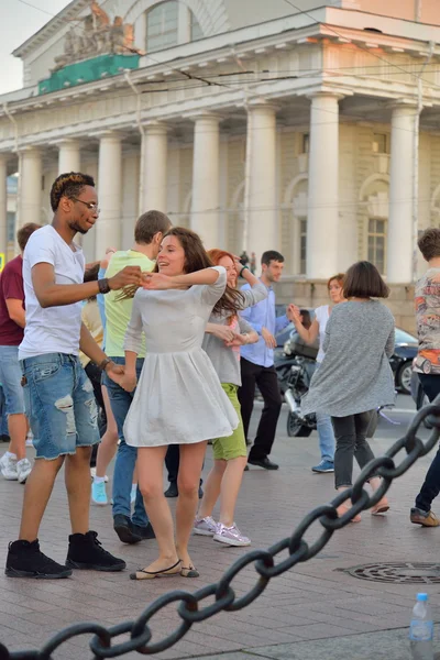 Cours de danse ouverte sur la flèche de l'île Vassilievski dans le evenin — Photo