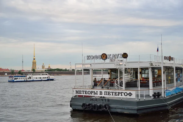 Firma Cafetería en el muelle cerca del Palacio de Invierno —  Fotos de Stock