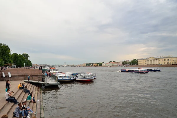 Pier op de rivier de Neva in de buurt van de brug Palace — Stockfoto