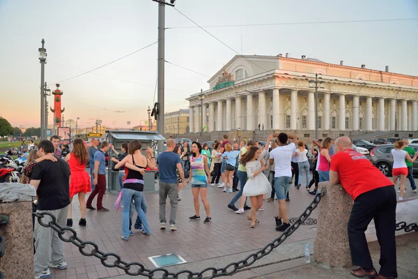 Lezione di danza aperta sullo spiedo dell'isola Vasilievskij la sera — Foto Stock