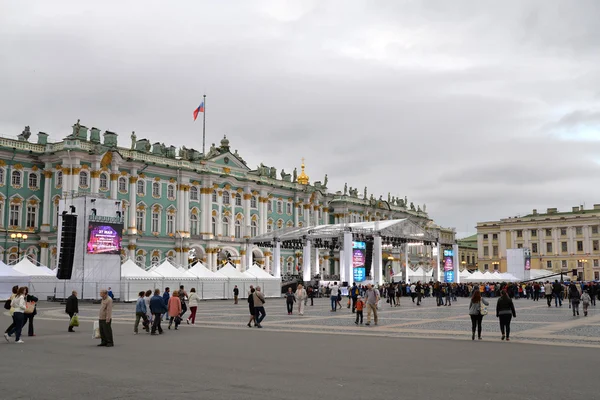 El escenario antes del concierto en la plaza del Palacio dedicado a la c — Foto de Stock