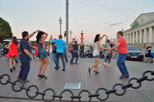 Aula de dança aberta no cuspo da ilha de Vasilievsky à noite — Fotografia de Stock