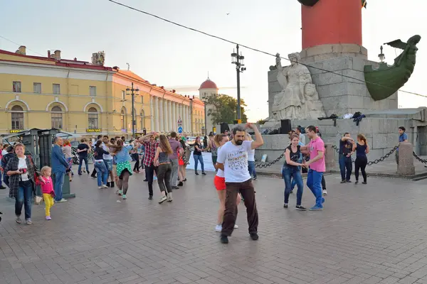 Open dance class on the spit of Vasilievsky island in the evenin — Stock Photo, Image