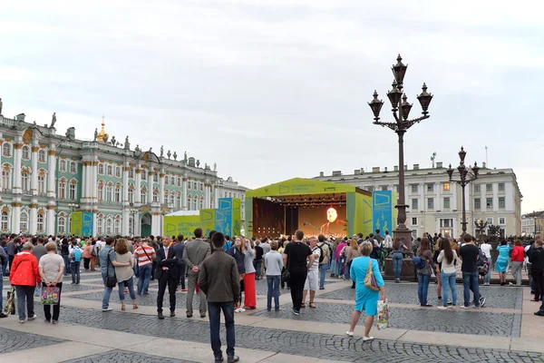 Le concert sur la place du Palais, les spectateurs et les touristes sur le bac — Photo