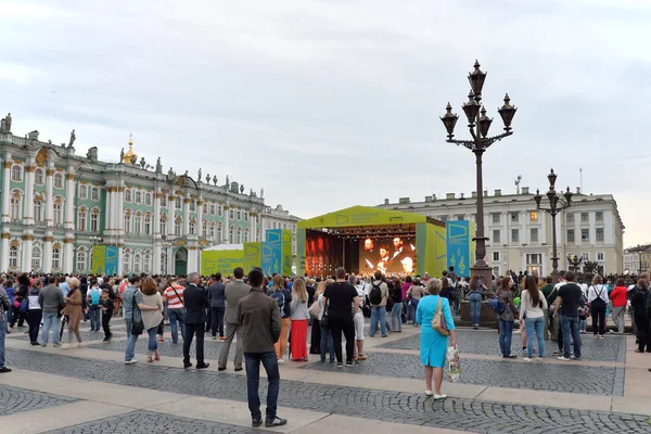 Il concerto sulla piazza del Palazzo, spettatori e turisti sul bac — Foto Stock