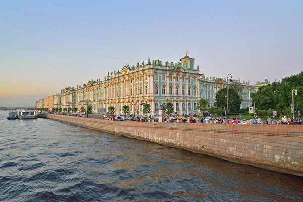 O Palácio de Inverno ao pôr-do-sol e os turistas do Palácio emban — Fotografia de Stock