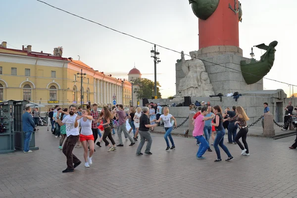 Open dance class on the spit of Vasilievsky island in the evenin — Stock Photo, Image