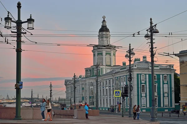 Curiosities, and the city lights at sunset — Stock Photo, Image