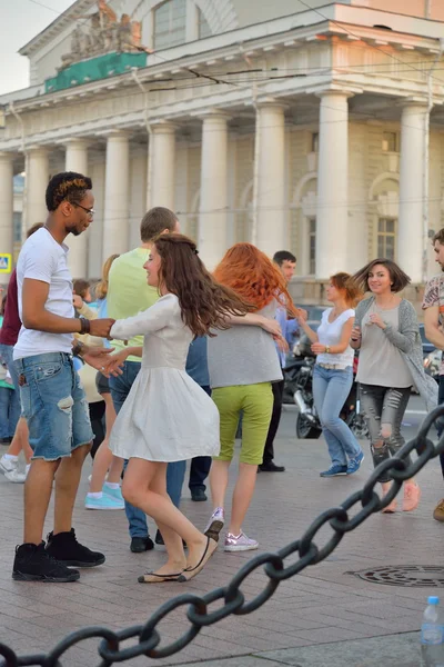 Öppen danslektion på spett i Vasilievsky island i den evenin — Stockfoto