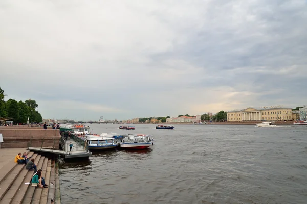 Piren vid floden Neva nära Palace bridge — Stockfoto