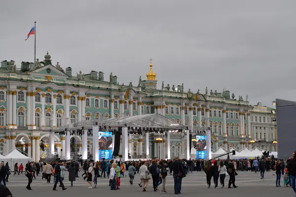 La scène avant le concert sur la place du Palais dédié à la c — Photo