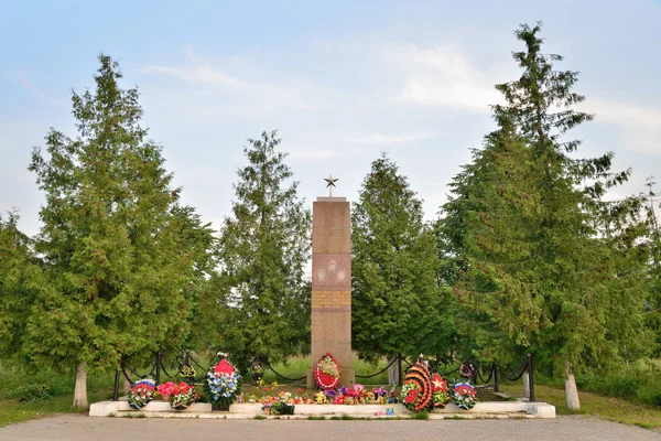 A monument in the village Vyritsa Leningrad children of the eart — Stock Photo, Image