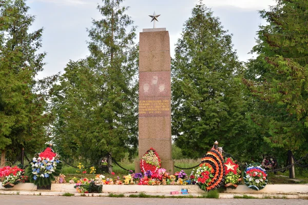 Een monument in het dorp Vyritsa Leningrad kinderen van de eart — Stockfoto