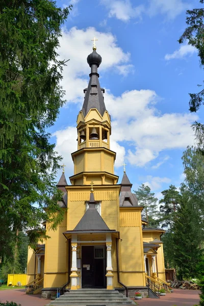 Pohled na vchod zvonice kostela svaté apostl — Stock fotografie