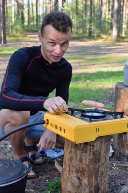 Ormanda bir turist bir sosis--dan belgili tanımlık taşınabilir gaz yapar