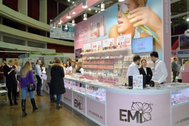 ST.PETERSBURG, RUSSIA - 23 Şubat 2018: St. Petersburg 'daki güzellik festivali Nevskie Berega' da kozmetik ve makyaj araçlarıyla Emi Okulu