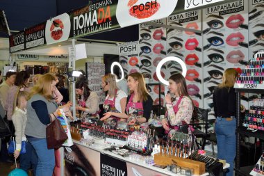ST.PETERSBURG, RUSSIA - 23 Şubat 2018: St. Petersburg 'daki güzellik festivali Nevskie Berega' da kozmetik, ruj, kalem ve mürekkep standı