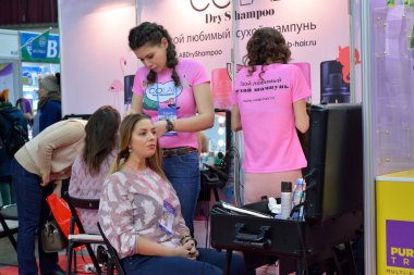 ST.PETERSBURG, RUSSIA - 23 Şubat 2018: Master dry shapoo Colab, St. Petersburg 'daki Nevskie Berega festivalinde saç işleme sanatını icra ediyor