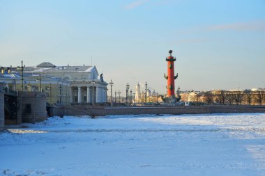 Vasilevsky adasının tükürüğü, kışın Rostral köşesi Saint-Petersburg 'da güneşli bir günde