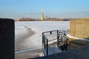 Peter ve Paul kalesi ve buzun üzerinde yaya yolu. Saint-Petersburg 'da kışın Marina Sarayı seti manzarası.