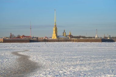Peter ve Paul kalesi ve kışın Saint-Petersburg 'da güneşli bir günde Neva nehri üzerindeki patika.