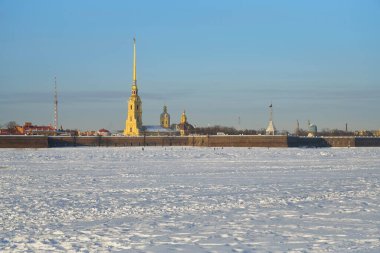 Peter ve Paul kalesi ve Saint-Petersburg 'da güneşli bir günde karla kaplı Neva