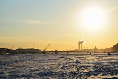 Akşamüstü Saint-Petersburg 'da Neva nehrinin buzundan Annunciation Köprüsü manzarası