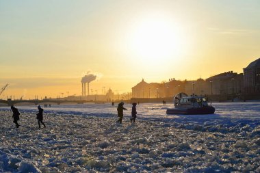 Kurtarma aracı MOE, yayaları Saint-Petersburg 'da Mart ayında buzdan Neva Nehri' ni geçme riskine karşı uyardı..
