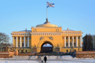 ST.PETERSBURG, RUSSIA - 07 Mart 2018: Saint-Petersburg 'da güneşli bir günde Neva nehrinin buzundan Donanma Binası' nın kanadının görüntüsü