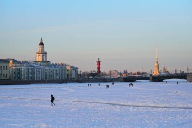 Kunstkamera, Rostral köşesi ve kışın Saint-Petersburg 'daki Peter ve Paul kalesiyle akşam manzarası