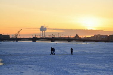 Saint-Petersburg 'da kışın gün batımında duyuru köprüsü