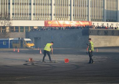 Teknisyenler cam parçalarını kazadan sonra çıkarmışlar.