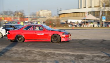 Araba yarışı takımı, JCC 'nin yakınındaki yolda V-yarışı garajı.